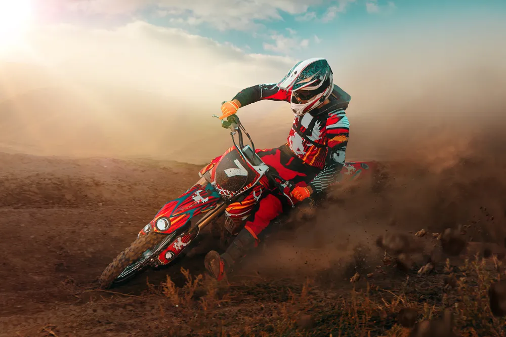 moto-rouge-dans-le-desert