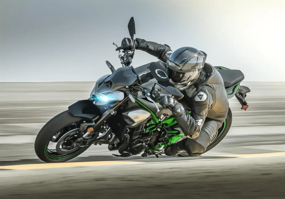 kawazaki-z900-action