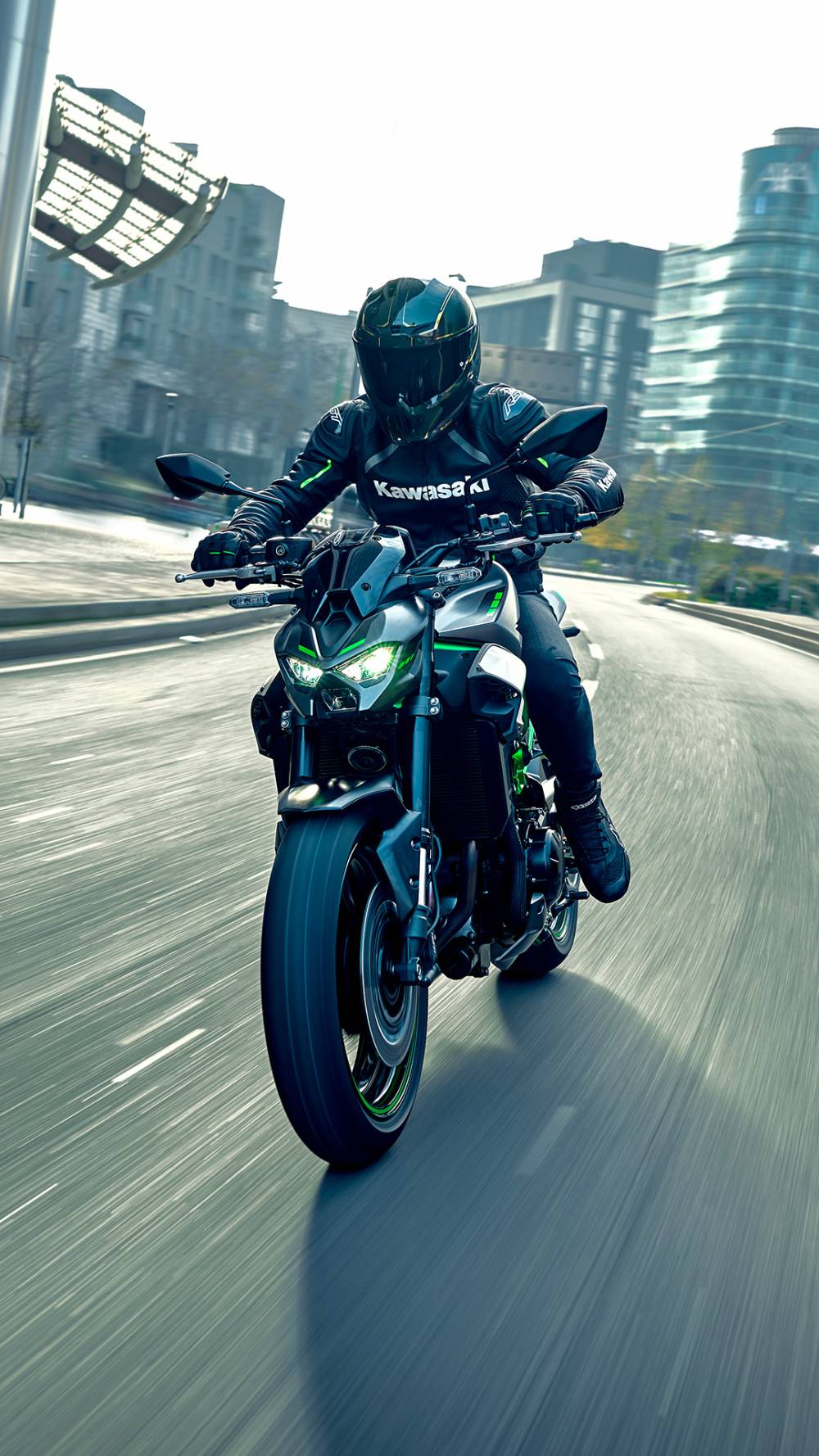 25MY_Kawasaki_Z900_ Riding_24065_1080x1920