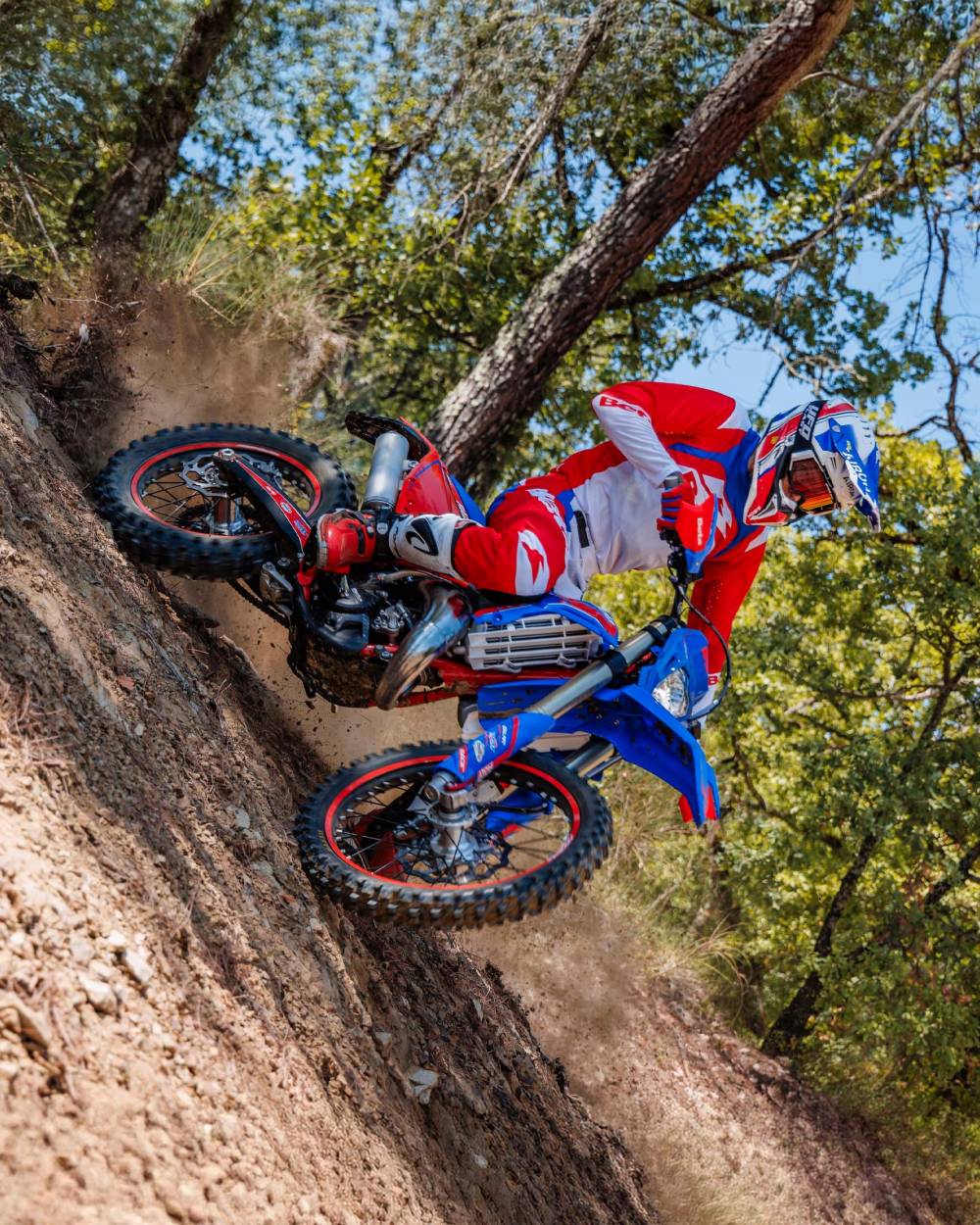 Betamotor-Enduro-RR-RACE-200-2T-MY27-media-slider-1728x2160-02